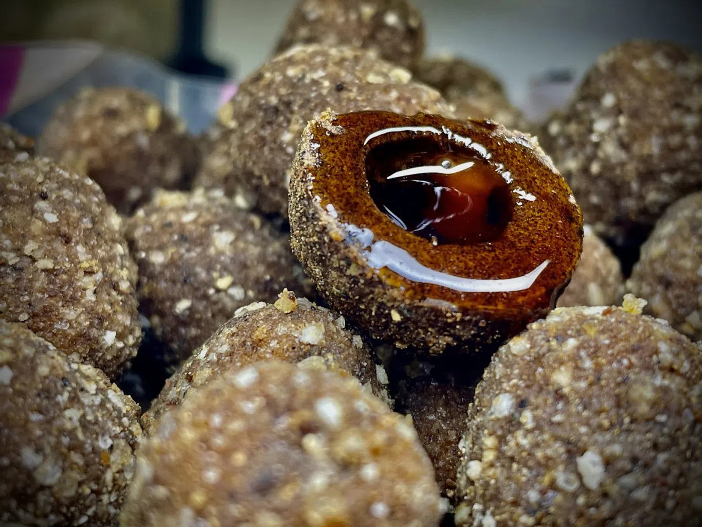 LK BAITS BALANCE FOKHAGYMA-MÁJ TÖLTÖTT CSALIZÓ BOJLI 20MM 12-14DB 200ML